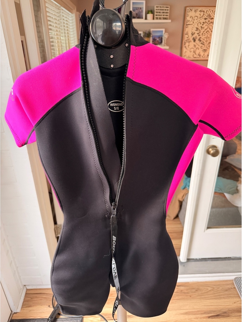 Body Glove Women's 5/6 Short Sleeve Wetsuit 2.1mm Black Pink